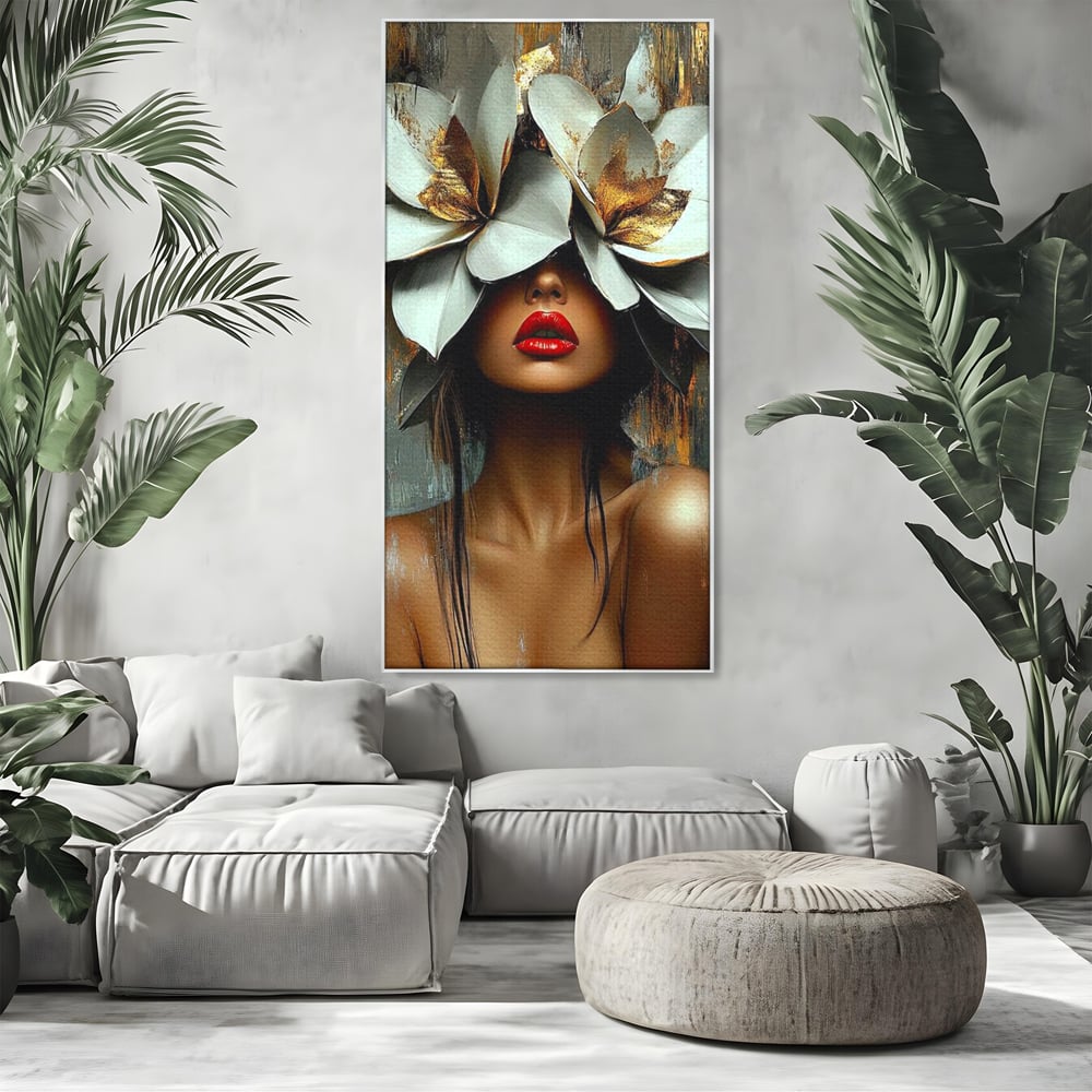 Tablou canvas cu tablou canvas cu femeie si flori, in rama de aluminiu argintiu, pe perete intr-un living